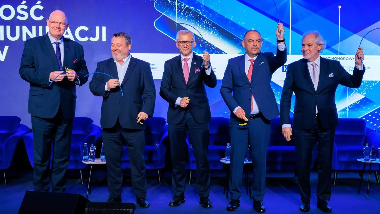Otwarcie konferencji PIKE 2026. Od lewej: Michał Gramatyka, wiceminister cyfryzacji, Przemysław Kuna, prezes UKE, senator Krzysztof Kwiatkowski, Bogdan Łaga, prezes PIKE, senator Adam Szejnfeld
