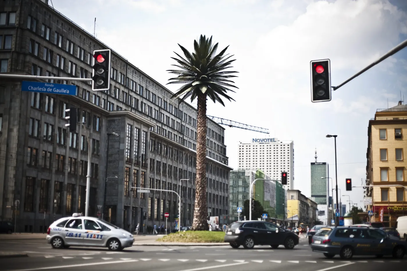 Palma przy rondzie de Gaulle'a w Warszawie kończy 10 lat