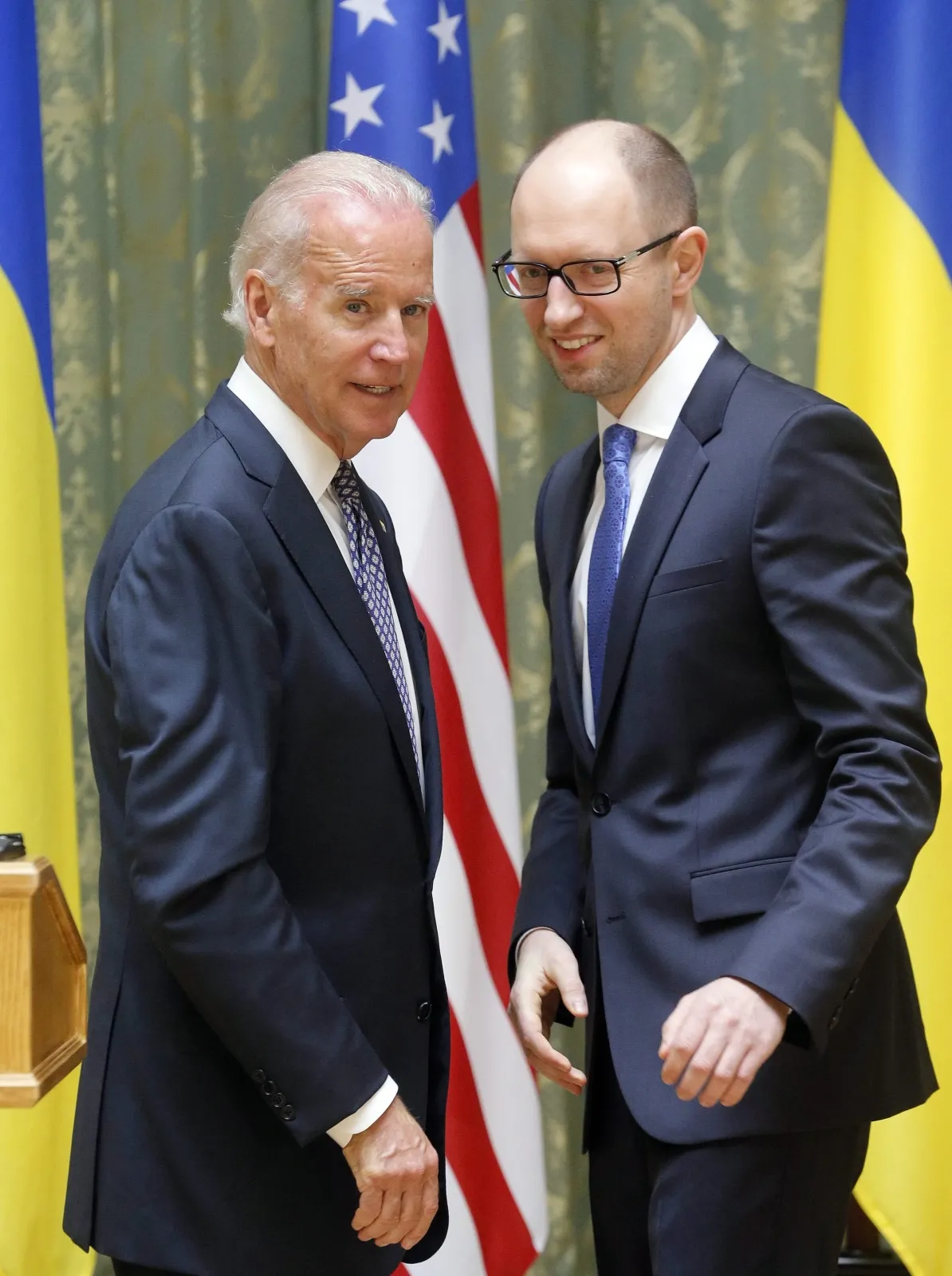 Wiceprezydent USA Joe Biden z premierem Ukrainy Arsenijem Jaceniukiem. Fot. EPA/SERGEY DOLZHENKO/PAP/EPA