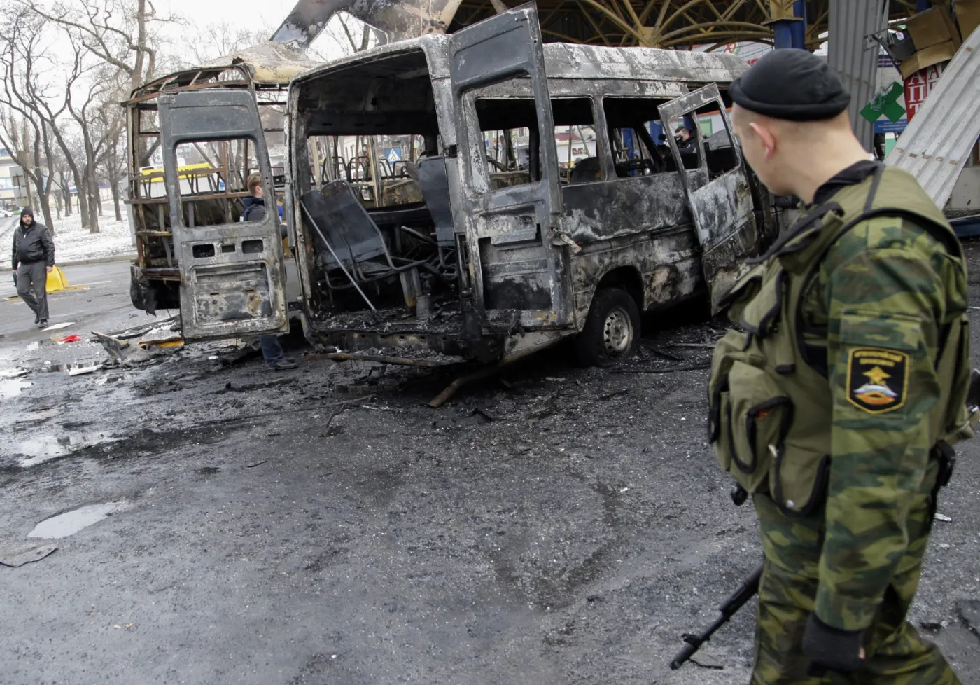 Separatysta prorosyjski przy zniszczonym przystanku autobusowym w Doniecku