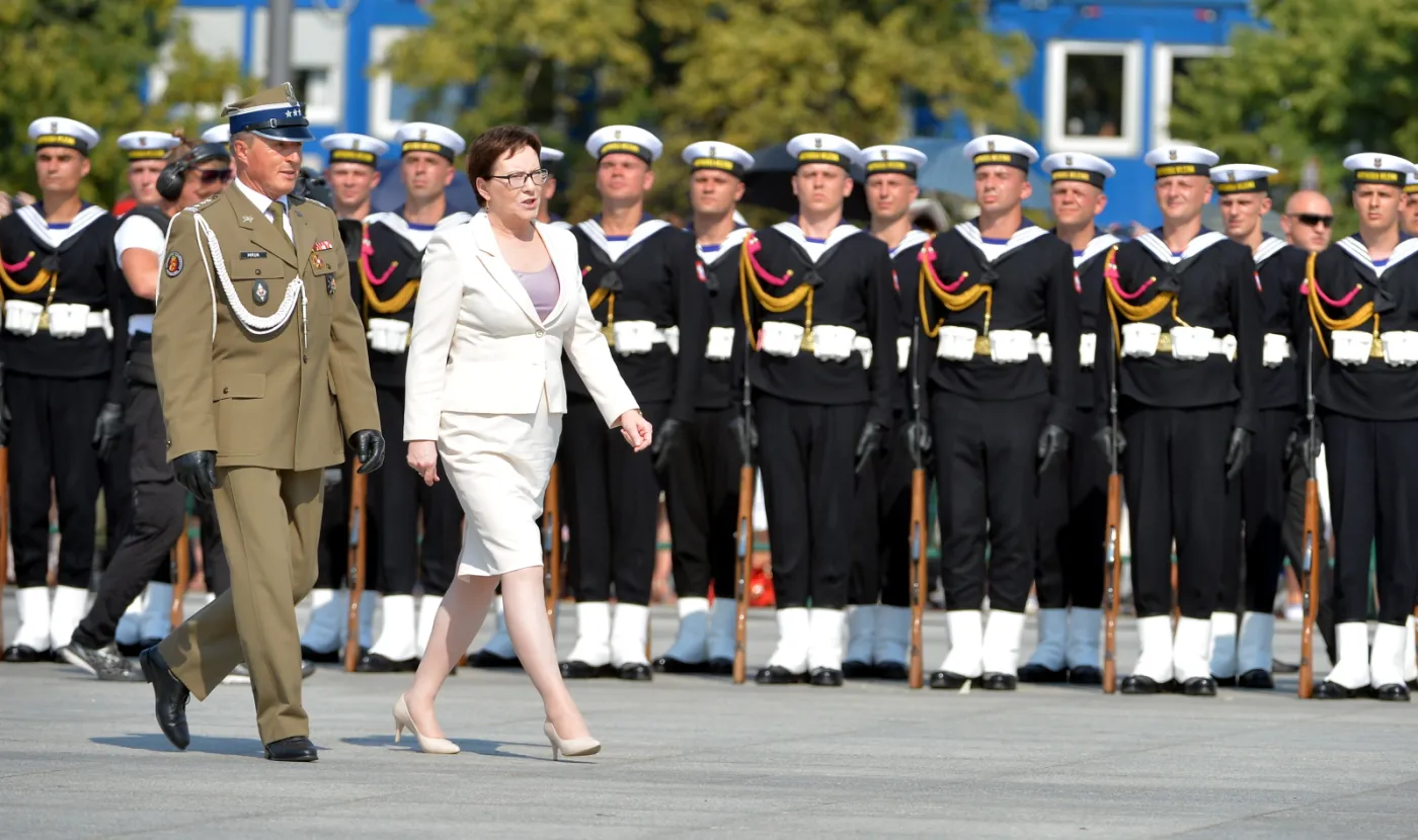 2267933-premier-ewa-kopacz-na-placu-pilsudskiego.jpg