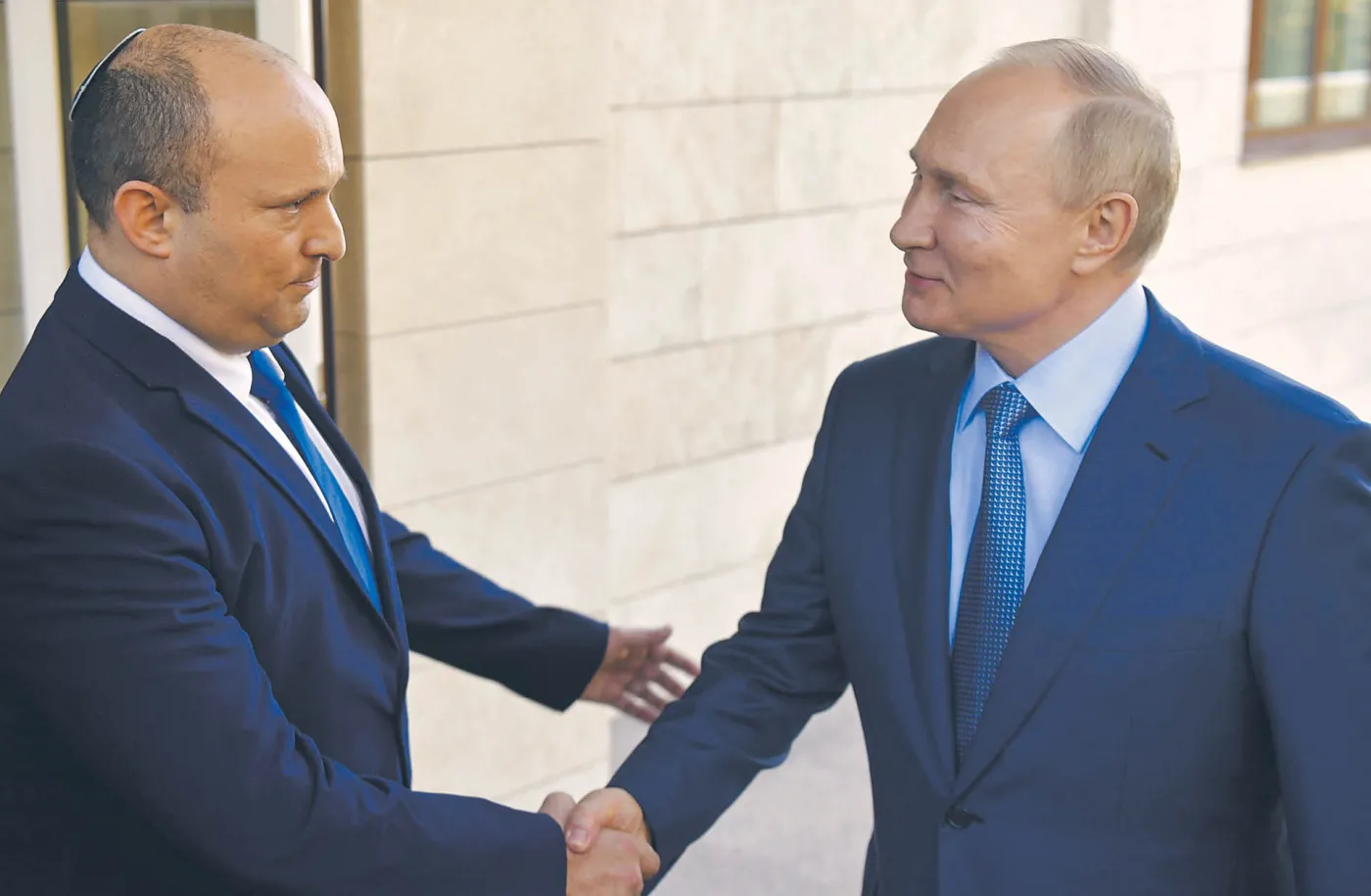 W co gra Naftali Bennett