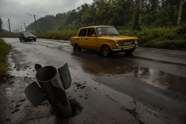 Ukraina: W wyzwolonym obwodzie charkowskim wykryto 10 rosyjskich katowni, zbiorowy grób i 50 ciał