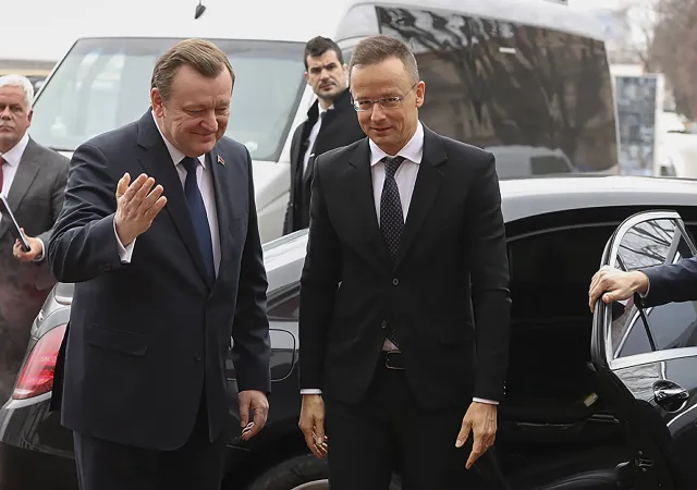 Héjj: Szef węgierskiej dyplomacji jak "orędownik pokoju" w Mińsku. Kreacja udana przeciętnie [OPINIA]