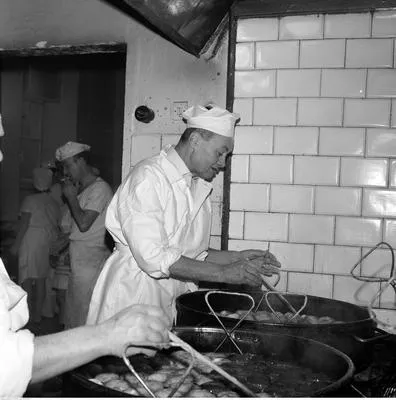 Jerzy Czesław Blikle smaży pączki.