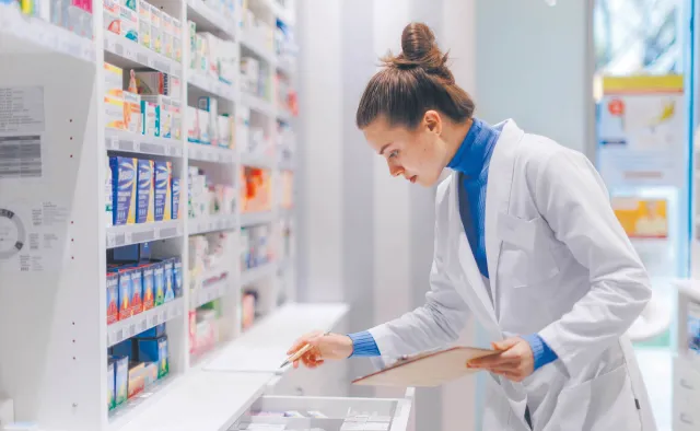 Im więcej studentów medycyny, tym łatwiej dostać się na farmację