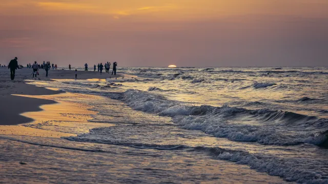 Rosyjski samolot nad wodami Bałtyku. Został przechwycony przez polskie myśliwce