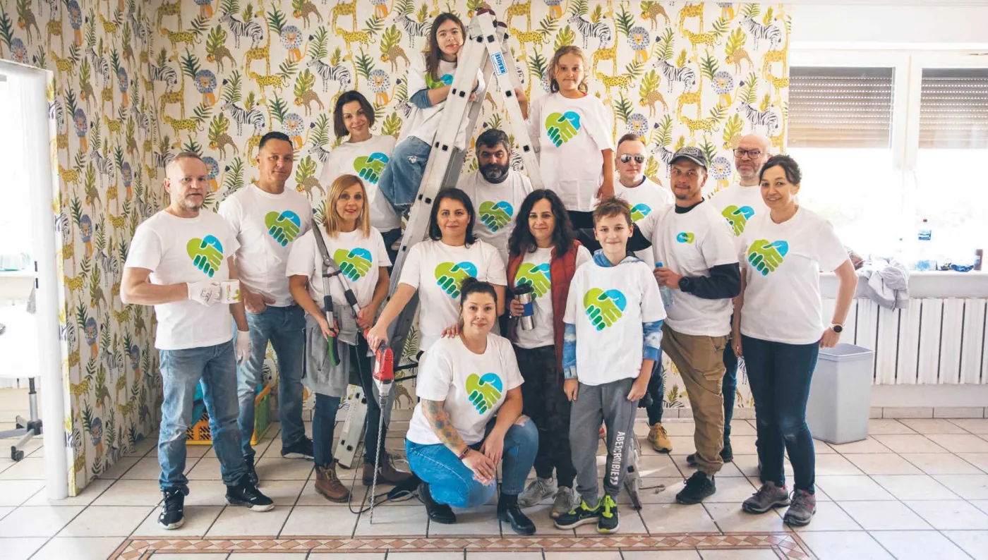 Wolontariusze podczas remontu Domu Matki