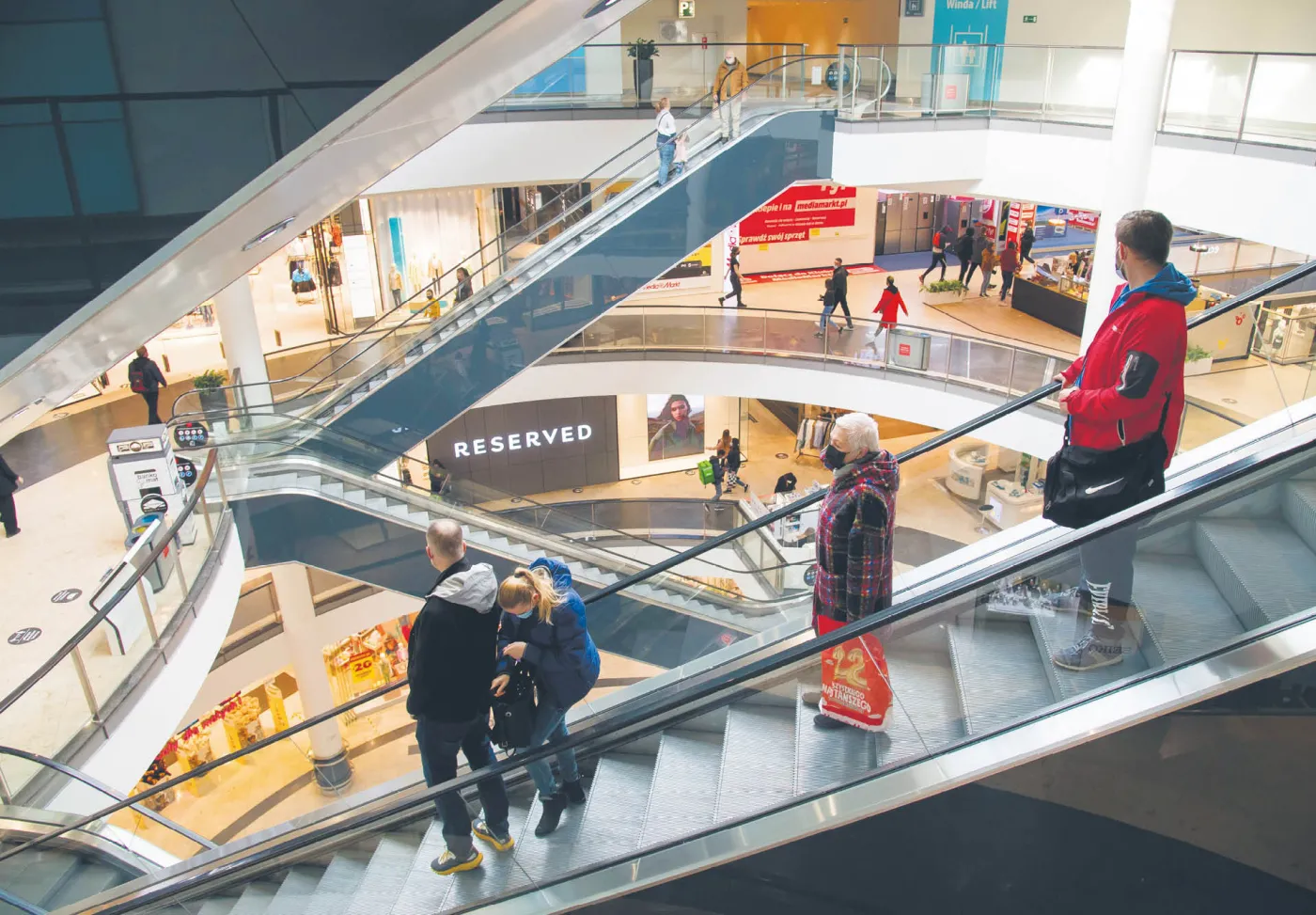 Otwarcie galerii handlowych spowodowało skokowy wzrost sprzedaży ubrań i butów