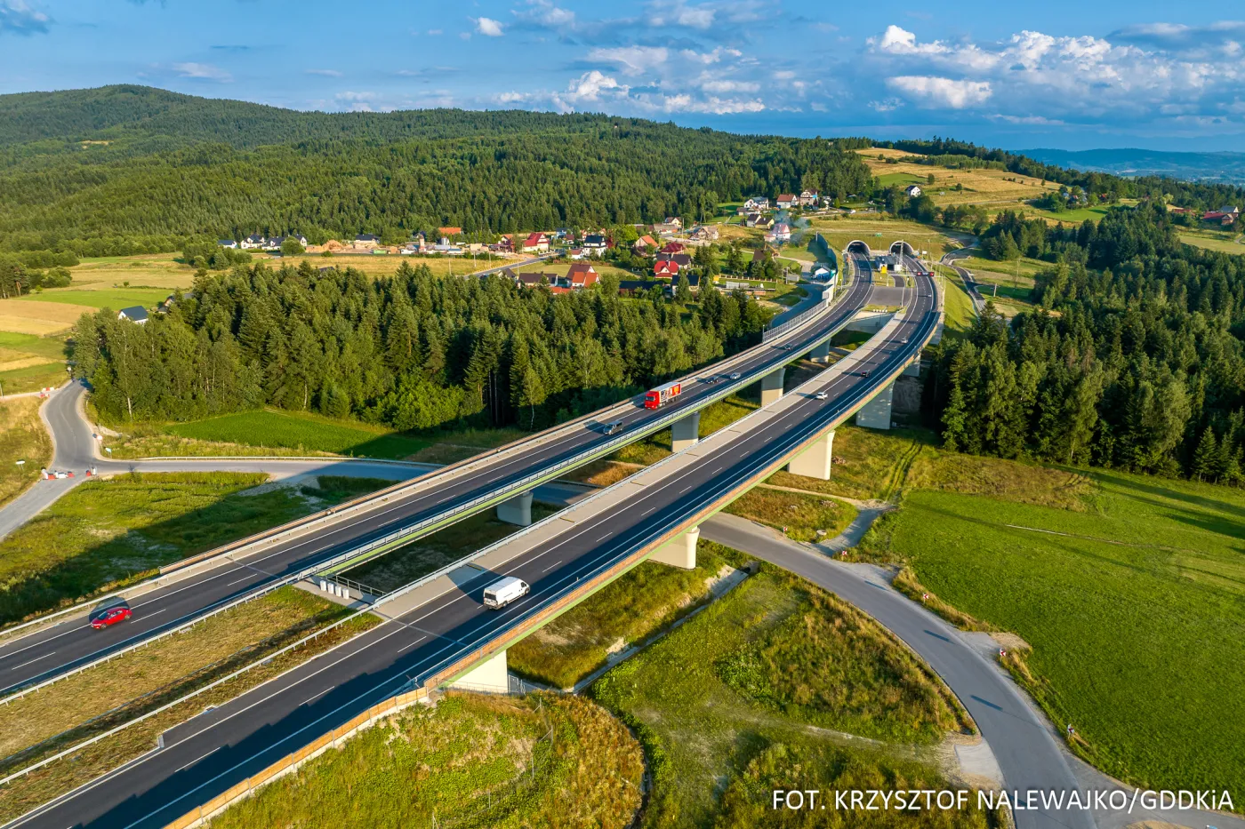 Podwójny rekord tunelu na zakopiance: 22 mln przejazdów od otwarcia i  48 tys. 40 aut w ciągu doby