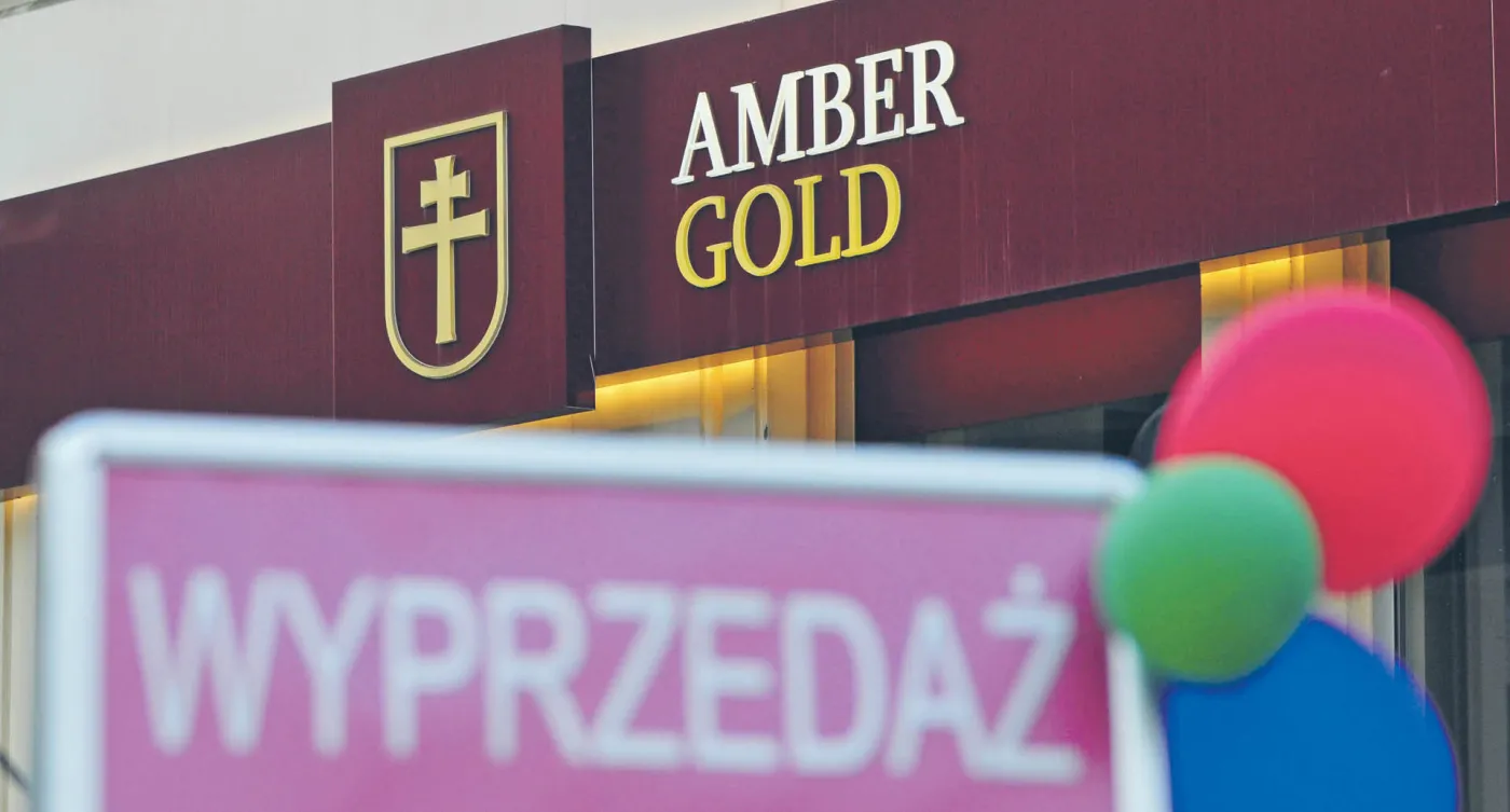 Piramidy rosną pod „czujnym” okiem PiS