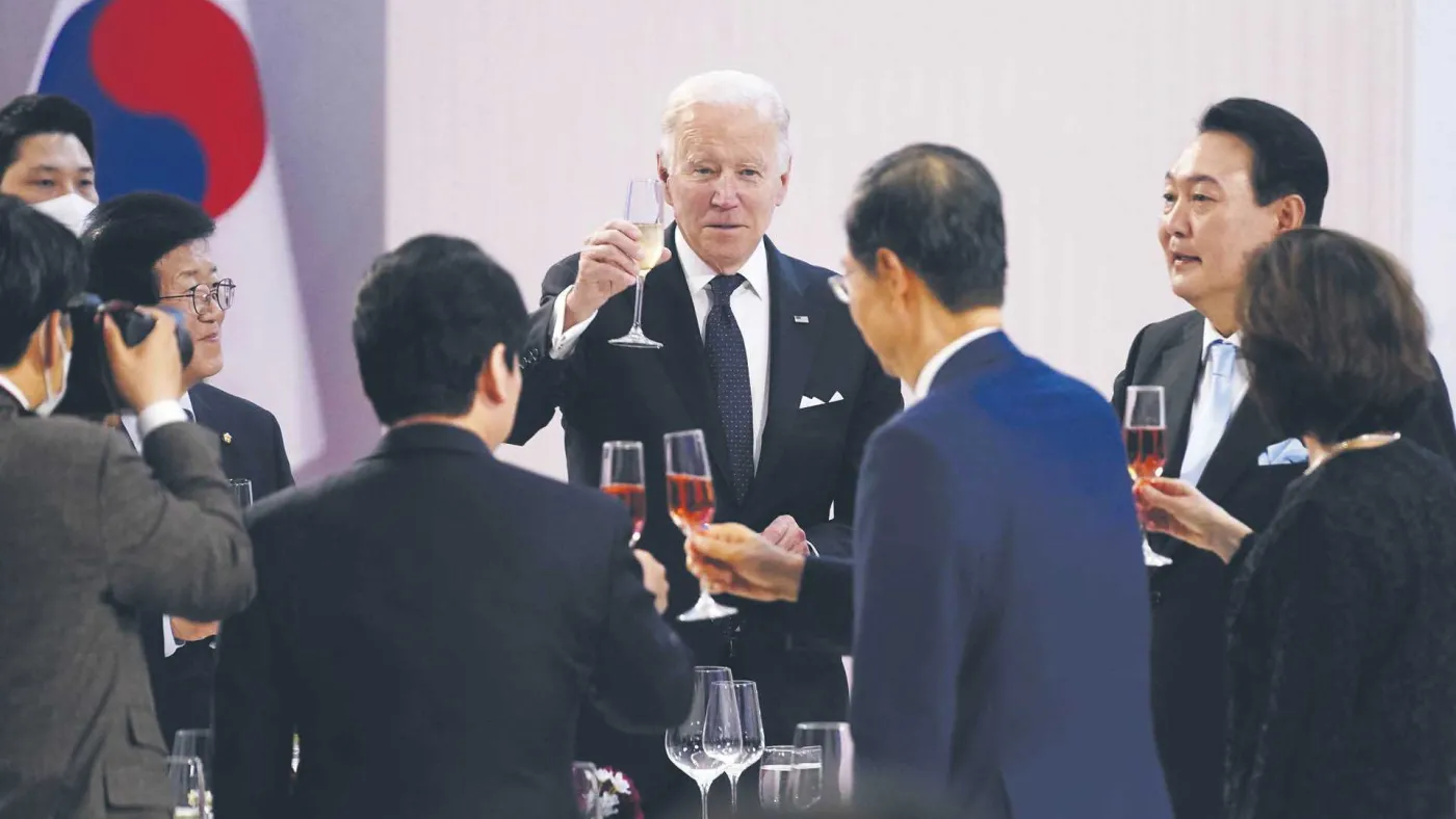 W Seulu Joe Biden podpisał w sobotę dokumenty, które pozwolą uruchomić 40 mld dol. pomocy dla Ukrainy. Na zdjęciu z prezydentem Korei Południowej Yoon Suk Yeolem