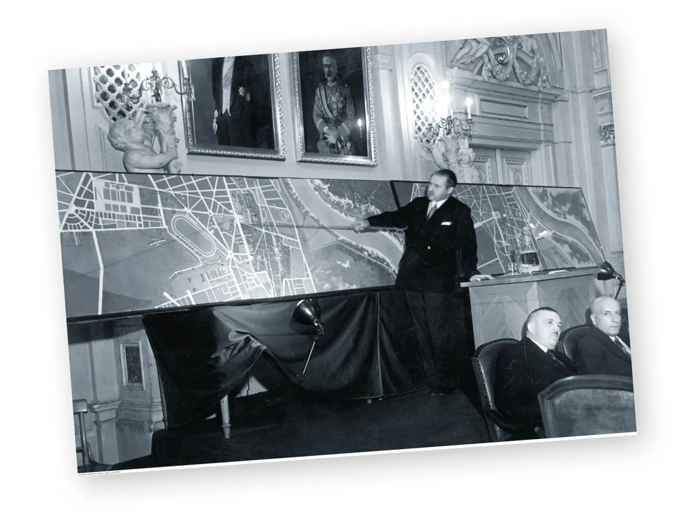 Stefan Starzyński podczas wykładu o pomniku Józefa Piłsudskiego, 9 sierpnia 1935 r.