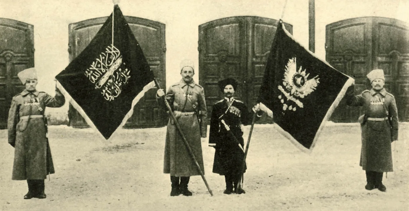 Rosyjscy żołnierze pozują ze sztandarami tureckich oddziałów, które zostały zdobyte podczas wojny w latach 1915–1916