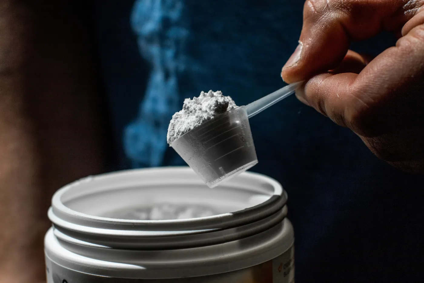 Man,Scooping,Preparing,Sport,Supplement,Creatine,Powder,From,Container