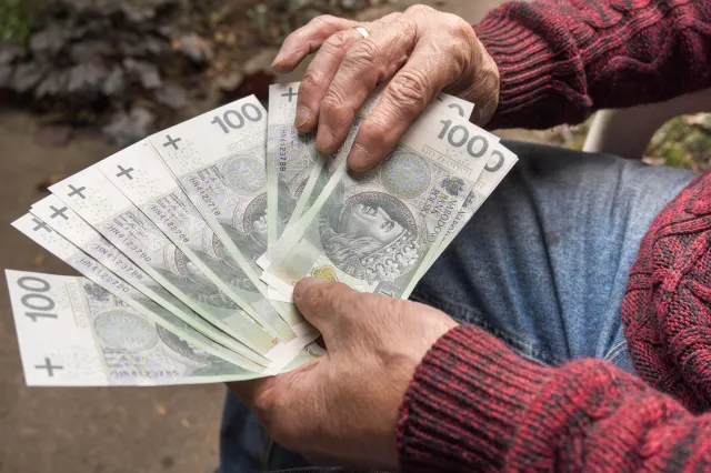 Masz 65 lat i 30 lat stażu pracy? Sprawdź, jaką emeryturę przeleje Ci ZUS