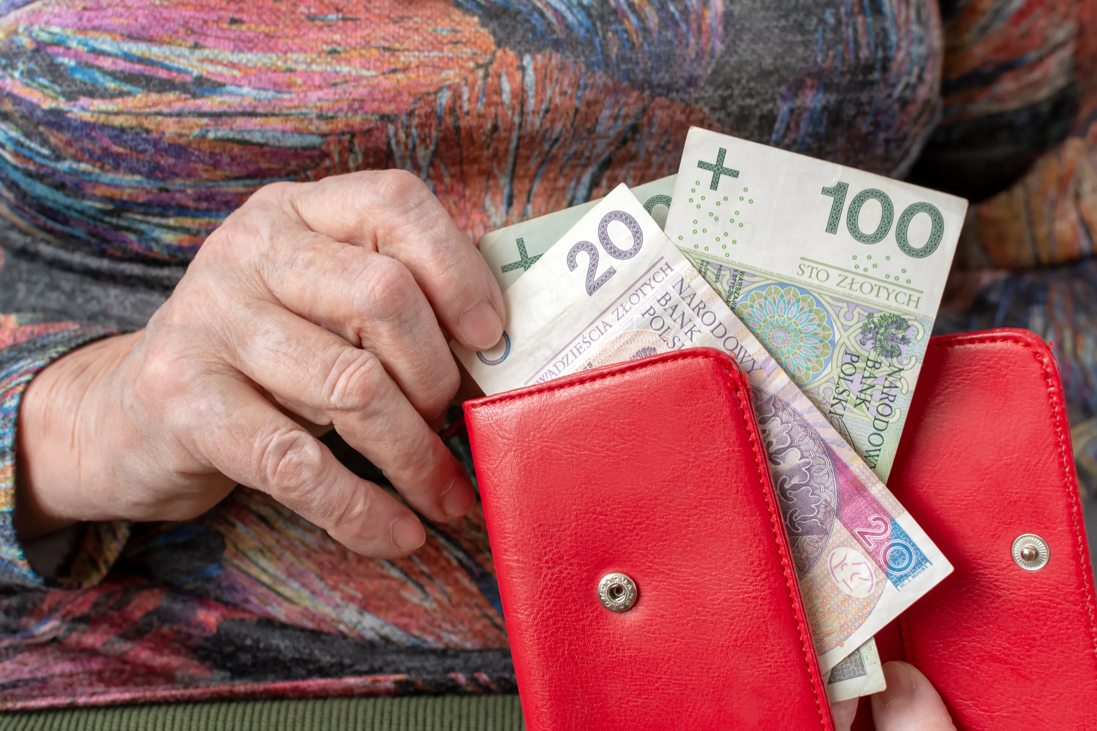 ZUS zmienia terminy wypłat emerytur. Kto w czerwcu dostanie pieniądze wcześniej?