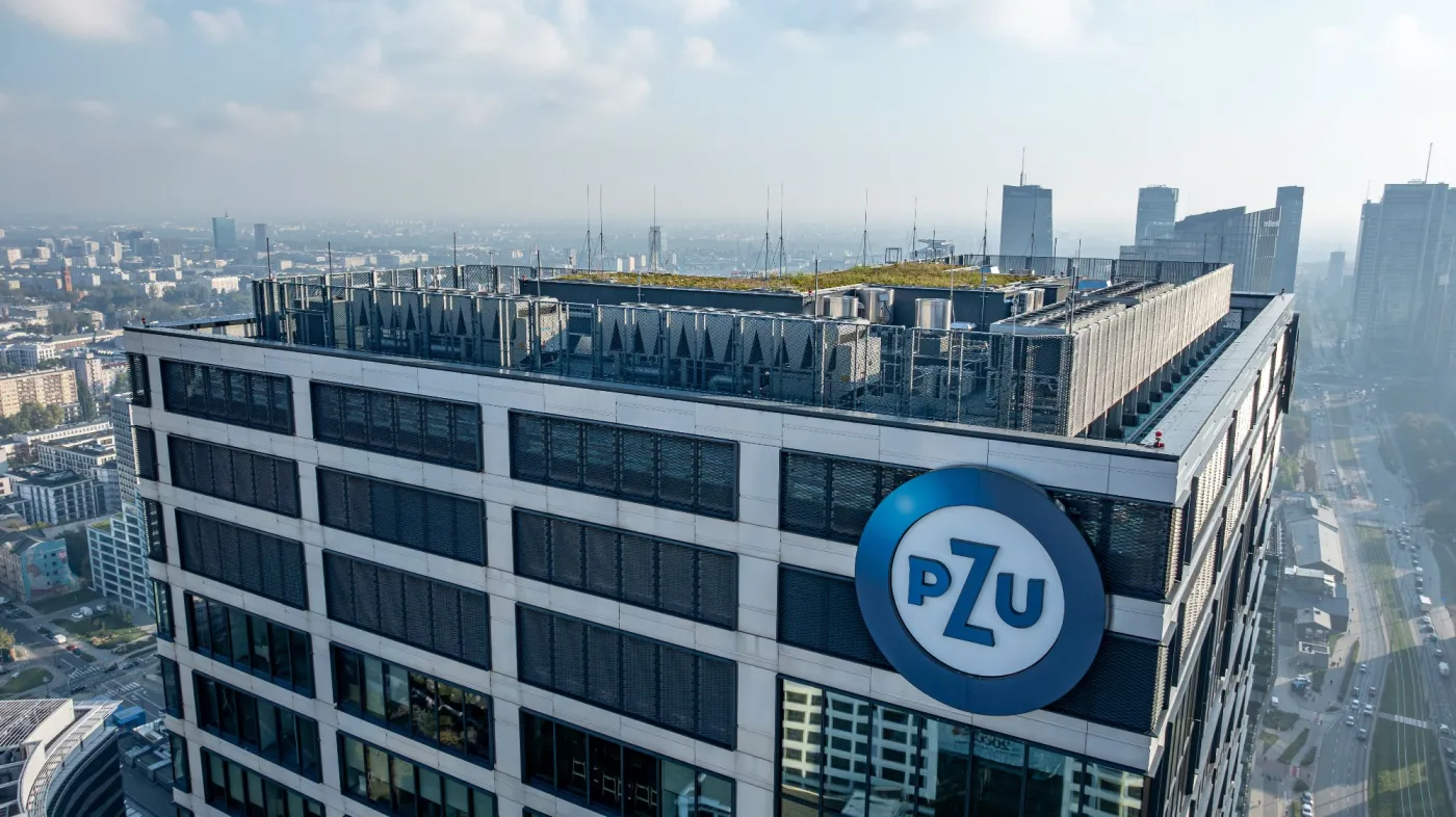 Logo PZU na szczycie siedziby PZU