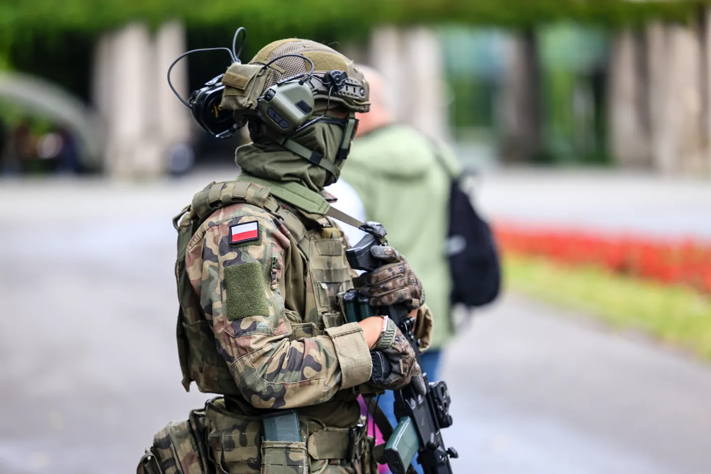 Żołnierz Wojska Polskiego obok kobiety z torebką