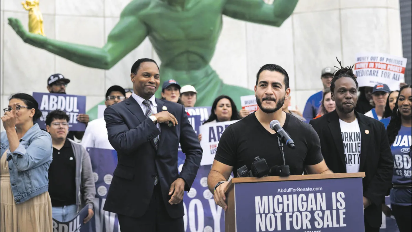 Kandydat lewego skrzydła Partii Demokratycznej Abdul El-Sayed na wiecu w Detroit