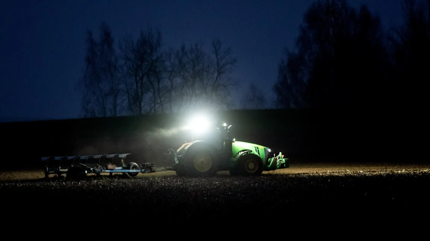 Traktor na polu uprawnym