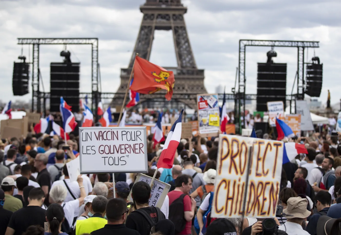 Wielkie protesty we Francji przeciwko paszportom sanitarnym