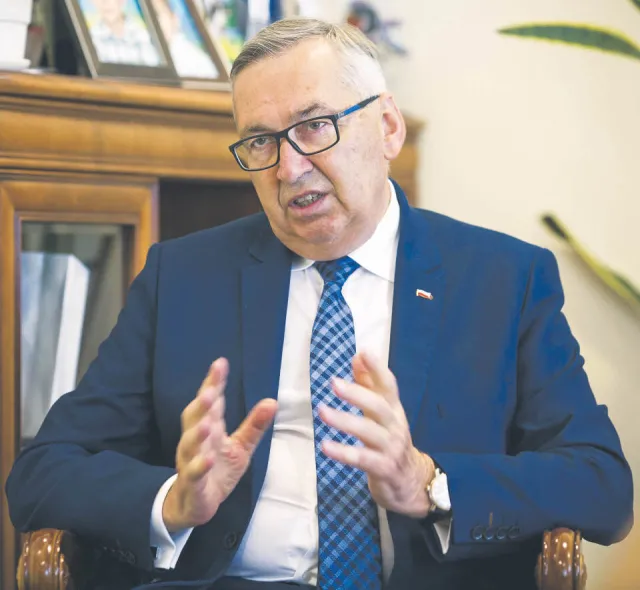 Szwed: Przenoszenie niezaszczepionych – tak, bezpłatne urlopy – nie [WYWIAD]