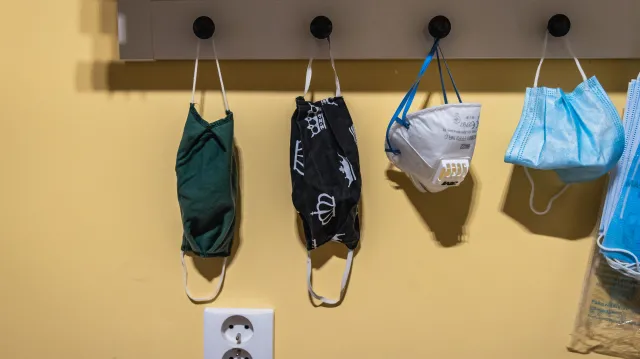 Rząd chce przedłużyć obowiązujące obostrzenia ws. COVID-19. Jak długo zostaną z nami maseczki?