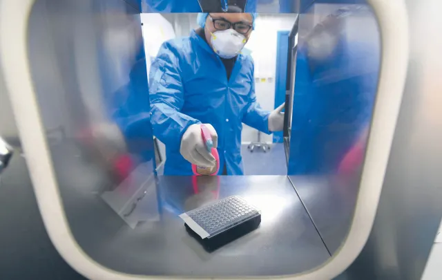 "To rozdmuchiwanie teorii o wycieku z laboratorium". Chiński MSZ komentuje decyzje USA