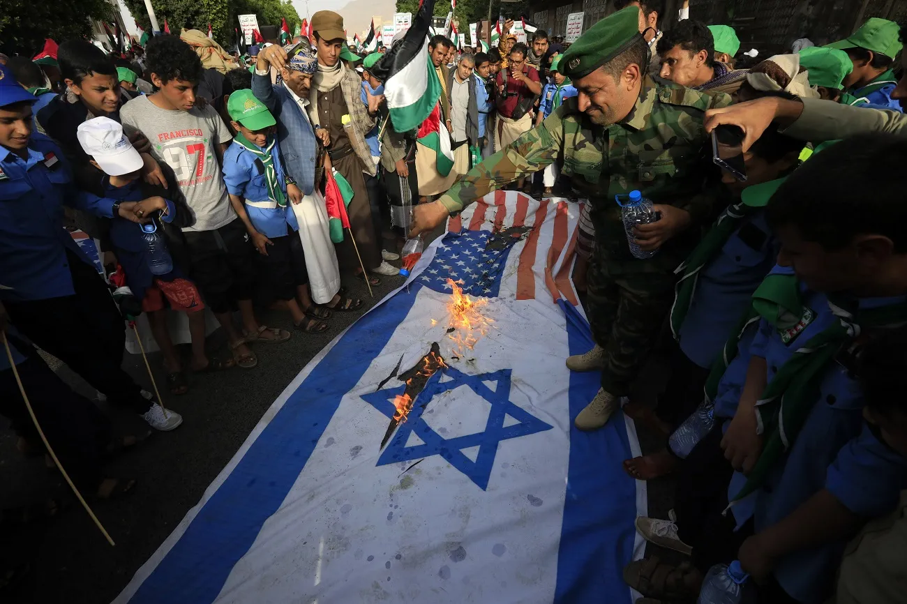 Jemen. Palenie flagi Izraela po atakach Hamasu