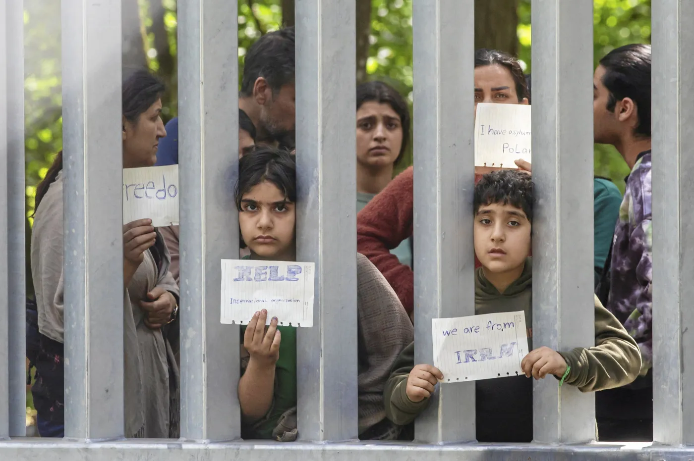 Migranci przy zaporze na polsko-białoruskiej granicy. Zdjęcie z końca maja 2024 roku 