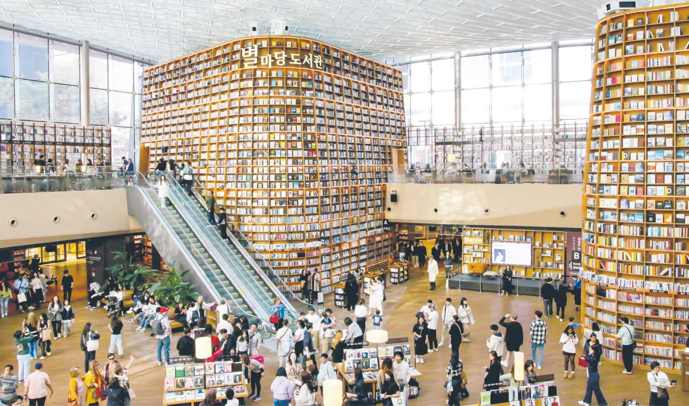 Biblioteka Starfield w centrum handlowym Starfield COEX Mall w Seulu.  24 marca 2024 r.