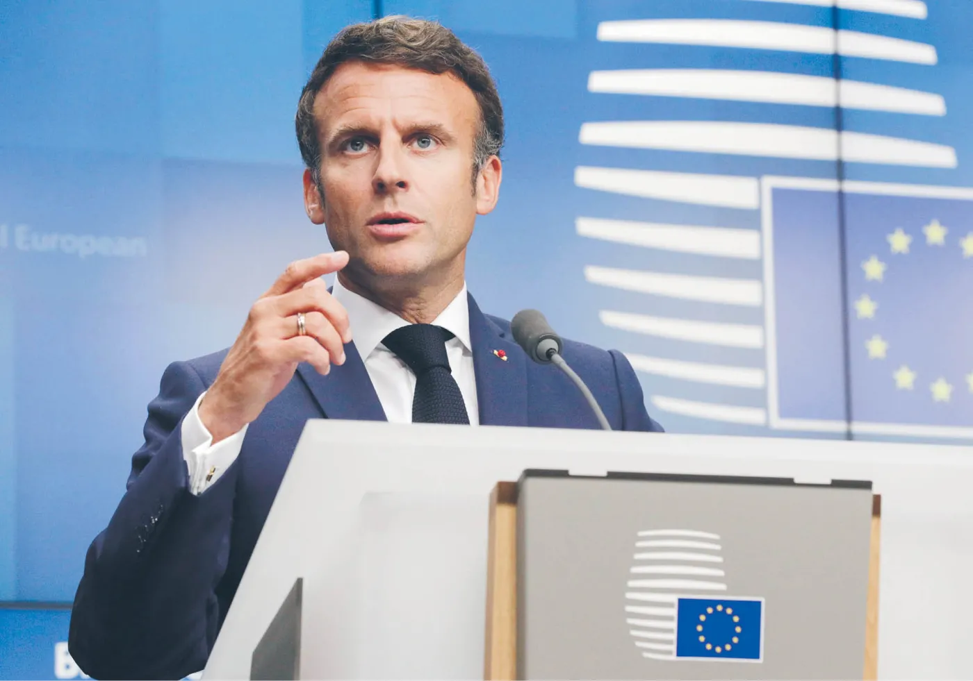 Macron w butach Mitterranda
