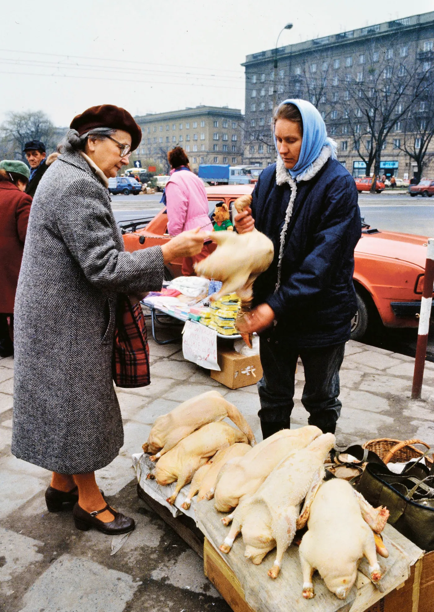 Sprzedaż mięsa z prywatnego uboju, targ naprzeciwko Hali Mirowskiej, Warszawa 1990 r.