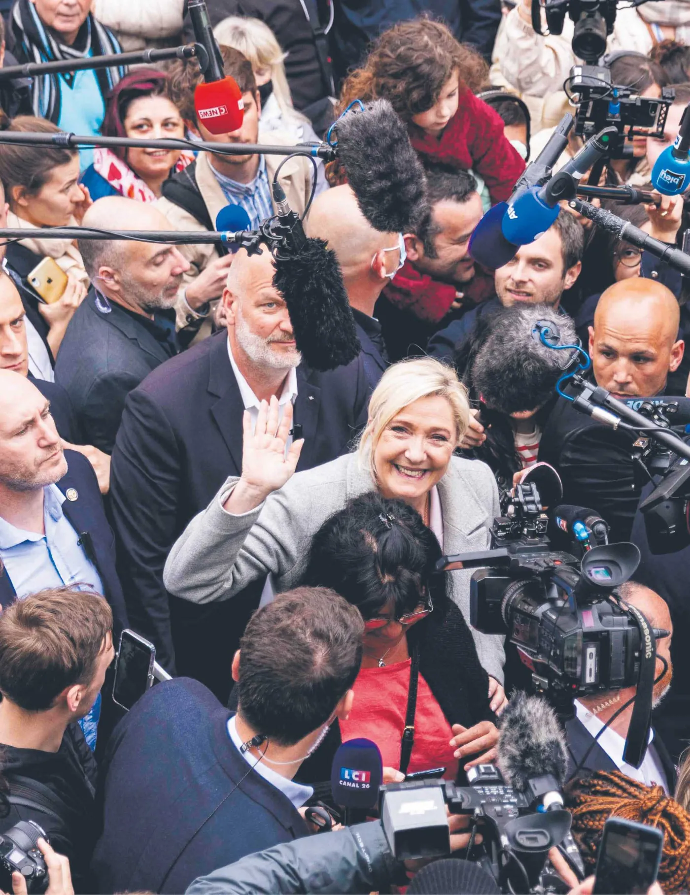 Chcą powiedzieć „merde”, ale zagłosują na Macrona