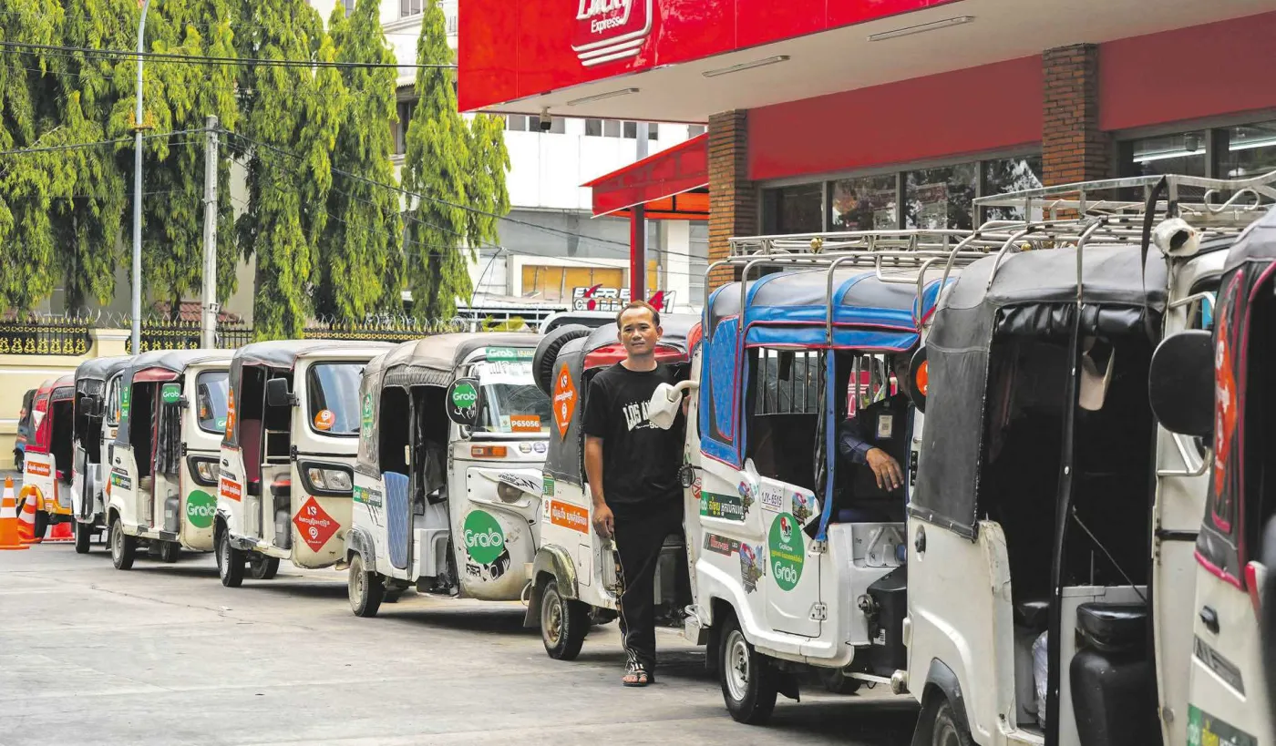 Kolejka riksz przed stacją benzynową w Phnom Penh, stolicy Kambodży. 24 marca 2026 r.