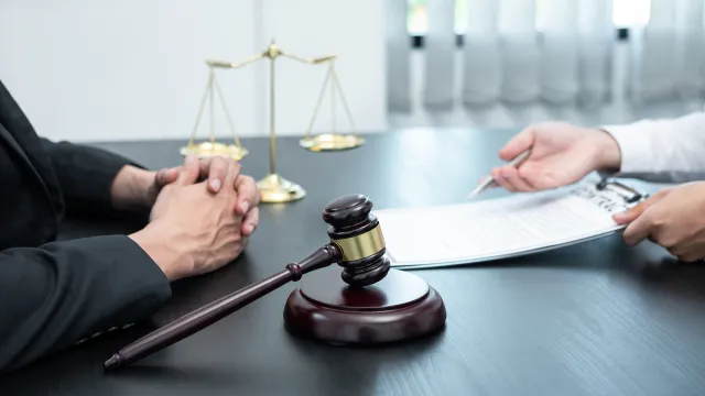 Jak uniknąć płacenia zachowku? Wielu popełnia błąd przy darowiźnie, a jest prostszy sposób i chroni lepiej niż testament [PORADNIK]