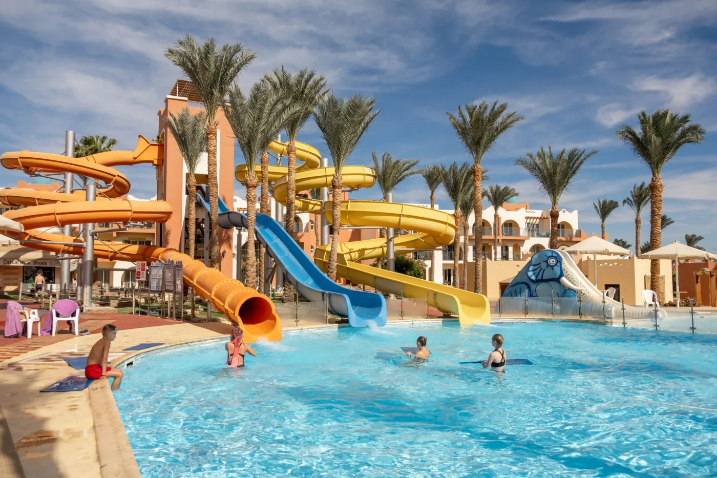 Tropikalny aquapark. Kolorowe zjeżdżalnie, palmy, basen