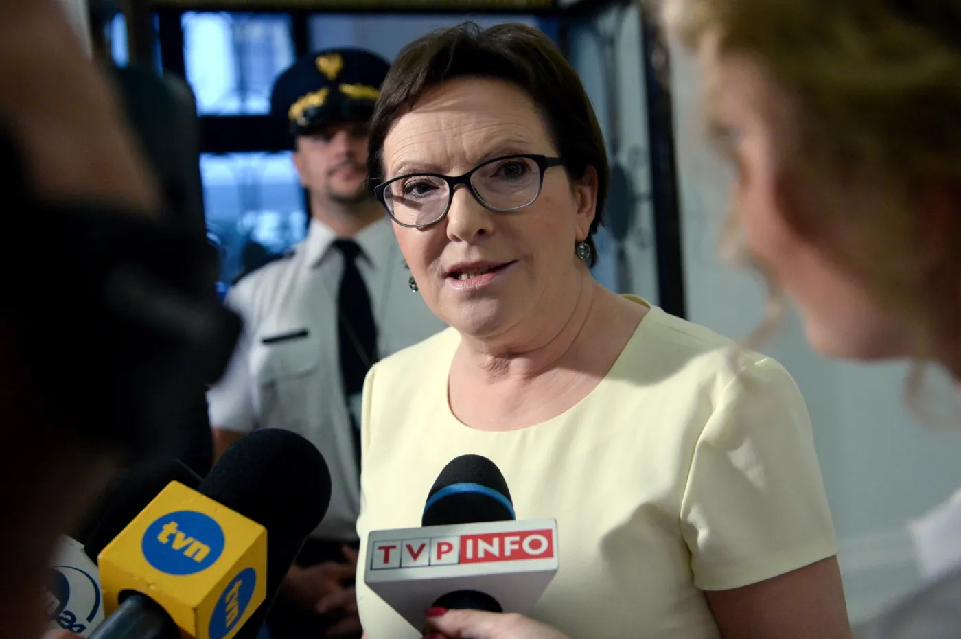 2267885-premier-ewa-kopacz-rozmawia-z-dziennikarzami.jpg