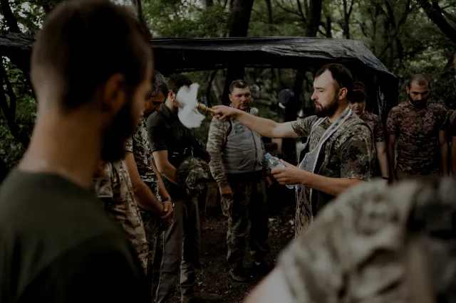 Człowiek przyzwyczaja się do wszystkiego, do wojny też. Rozmowa z fotografem wojennym