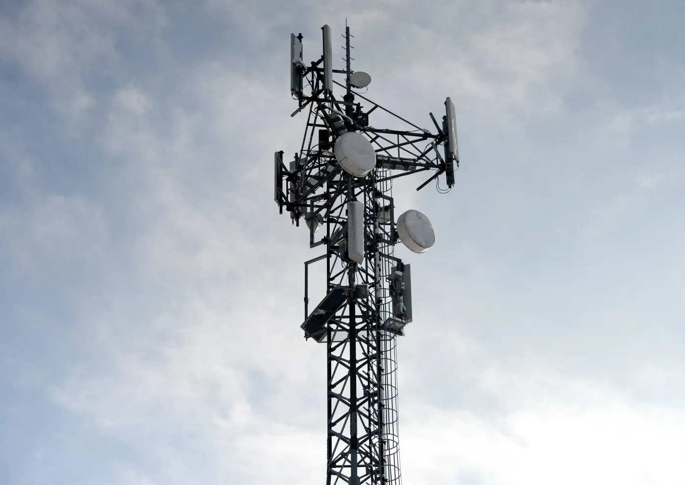 Kwalifikacja prawna stacji bazowych telefonii komórkowych – koniec sporu o „budowlę” czy „urządzenie”