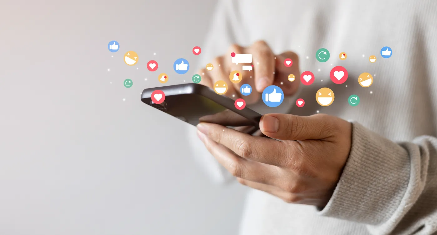 Osoba korzysta z aplikacji i platform internetowych na telefonie.