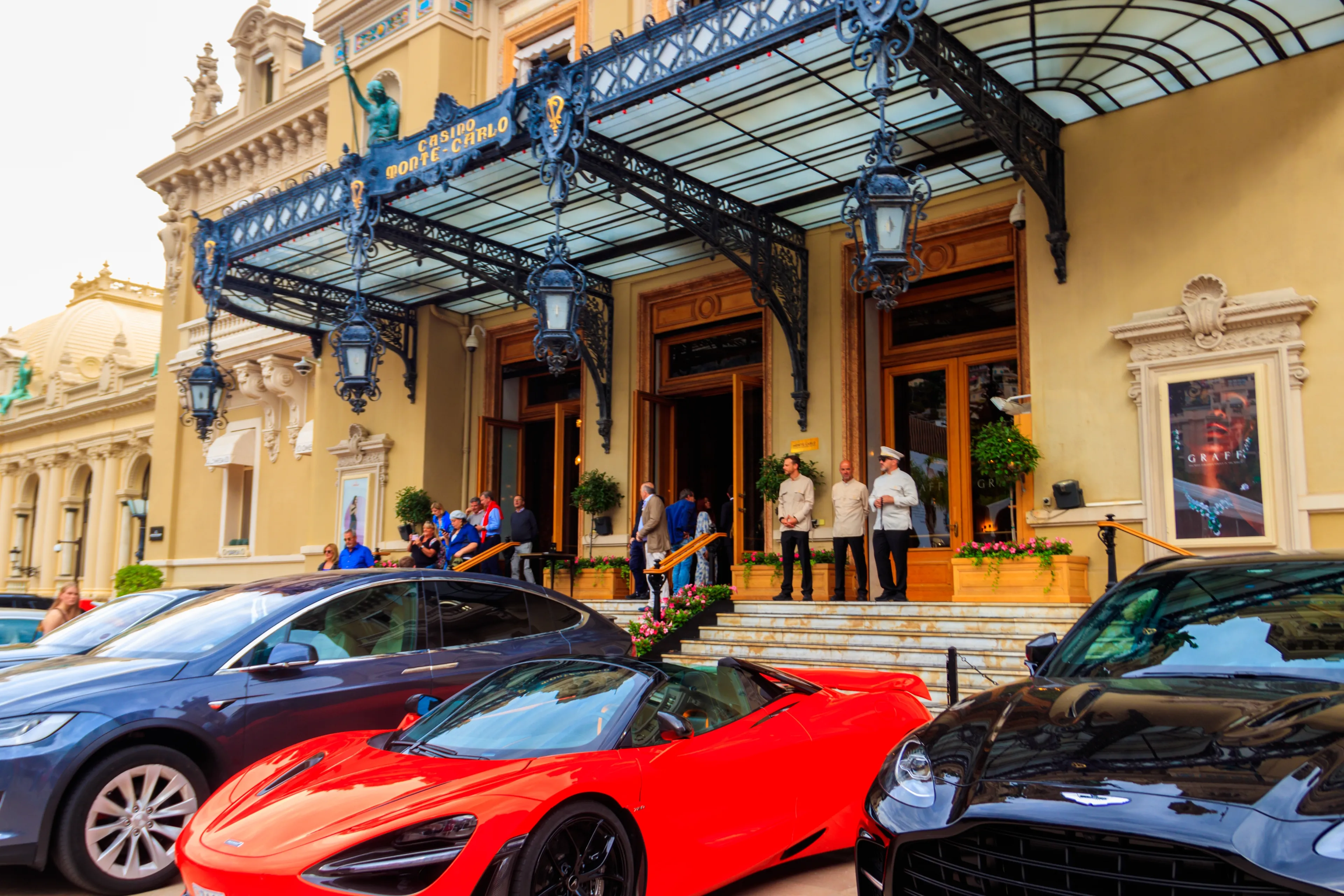 Ściągał ekskluzywne pojazdy dla Rosjan, mimo sankcji. Jest gigantyczna kara od KAS