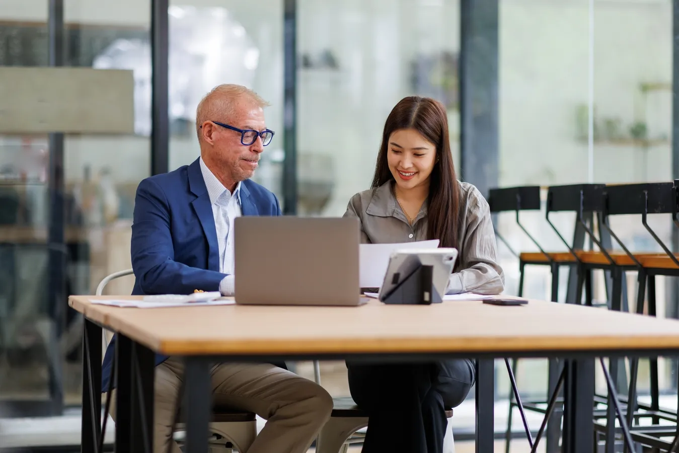 Zatrudnienie cudzoziemców w Polsce – praca, dokumenty i obsługa wniosku online w systemie MOS na laptopie.