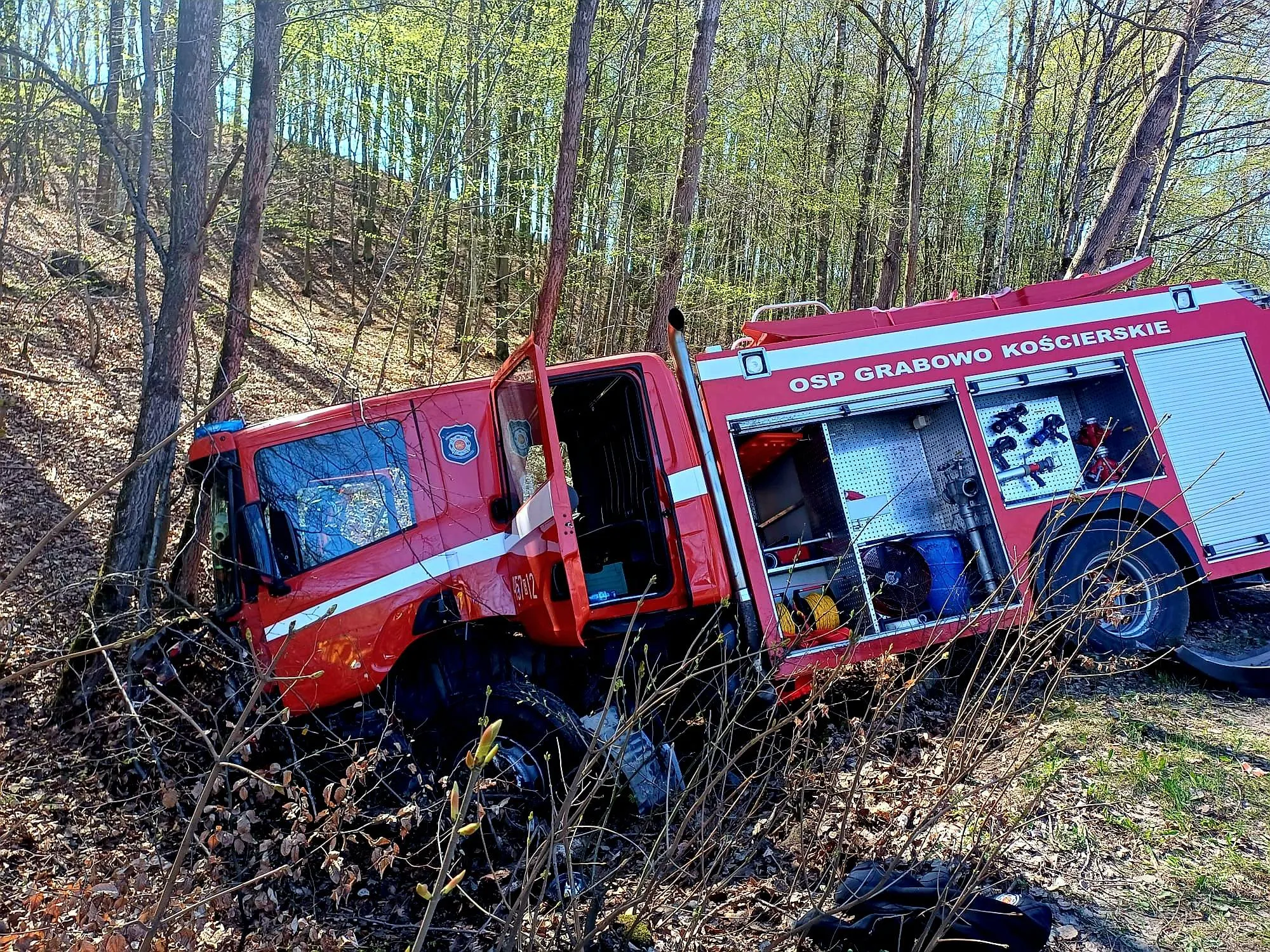 Nie żyje 22-latek. Uderzył w samochód strażaków