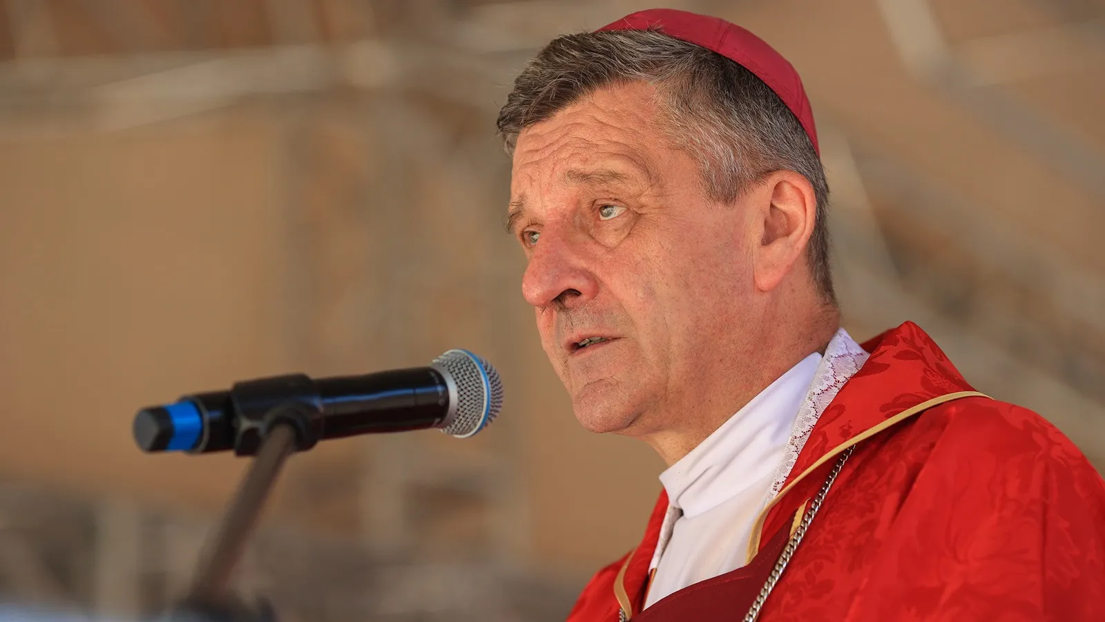 Odprawiał choćby 10 mszy dziennie? Nieoficjalne kulisy odwołania proboszcza z Grojca