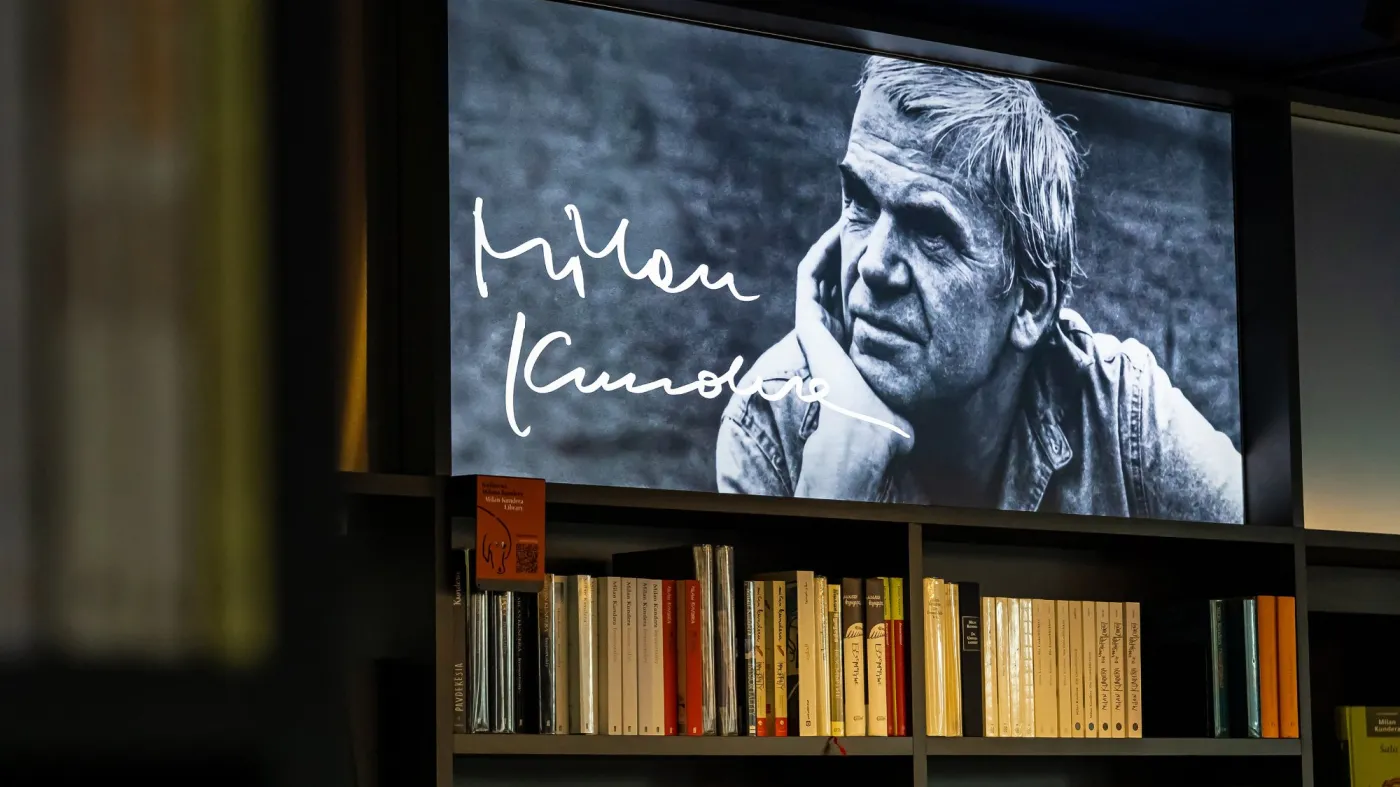 Milan Kundera, czyli historia daje i historia odbiera [RECENZJA PIOTRA KOFTY]