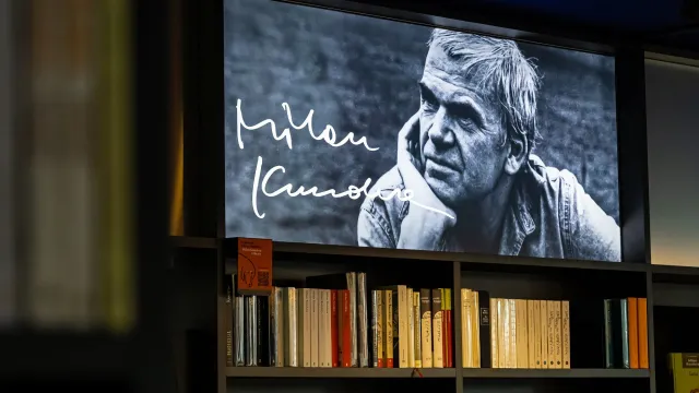 Milan Kundera, czyli historia daje i historia odbiera [RECENZJA PIOTRA KOFTY]