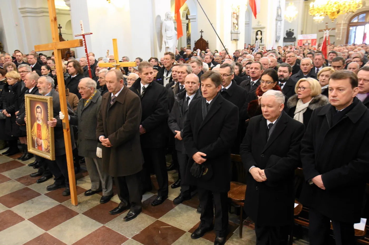 1283116-jaroslawkaczynski-i-poslowie-pis-podczas-mszy-w-trzecia-rocznice-katastrofy-smolenskiej.jpg