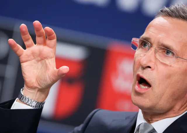 Stoltenberg zapowiedział: Samoloty AWACS dla koalicji anty-IS oraz nowa operacja morska